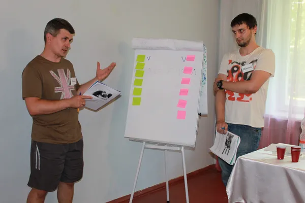 Петро Кульпач та Микола Лінчук  набирають людей  у свої шлюпки