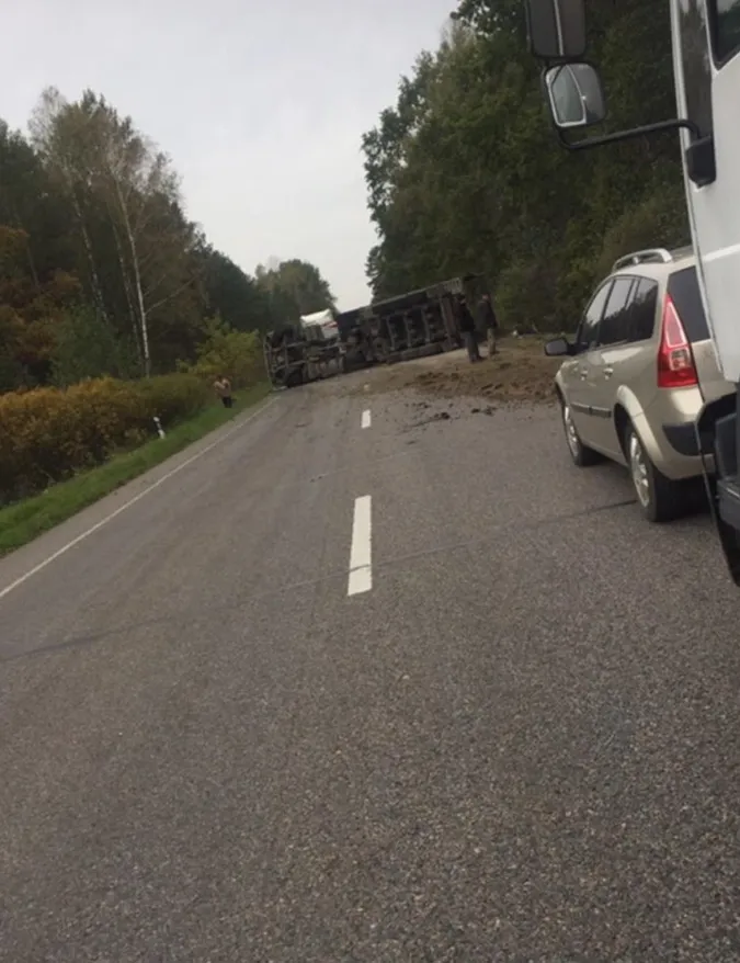 На волинській трасі перекинулася вантажівка із щебенем