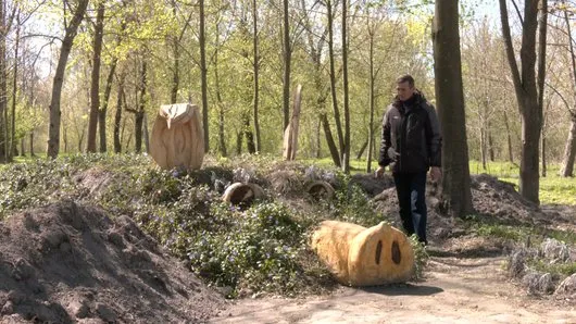 Олексій Литвин біля скульптури «Свинтуса»