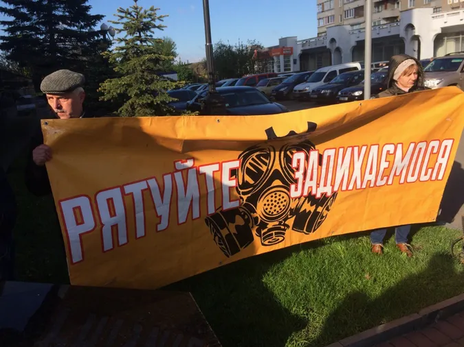 Під Волинською ОДА – десятки людей з плакатами (фото)