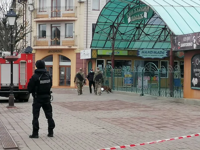 Біля ЦНАПу в Луцьку – поліція і рятувальники: говорять про замінування (фото, оновлено)