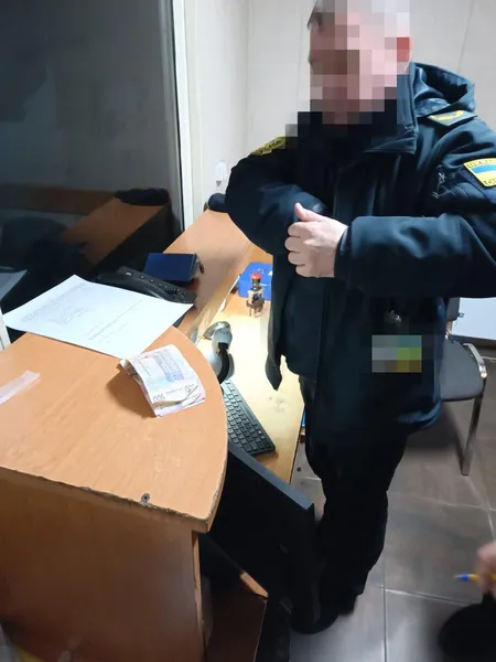 100 тисяч за зміну: на Волині митника взяли на хабарі (фото)