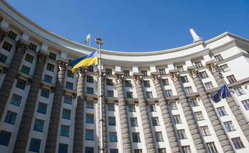 Кабмін дозволив отримувати водійські права та автомобільні номери поштою