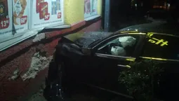 Водій в Луцьку в'їхав "Лексусом" у стіну і накивав п'ятами (фото) 