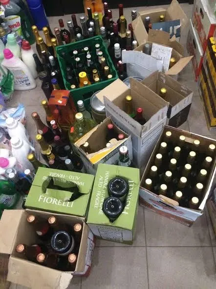 На луцькому ринку незаконно продавали алкоголь відомих брендів (фото)