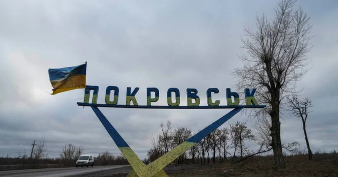 Окупанти повісили триколор на стелі Покровська (відео)