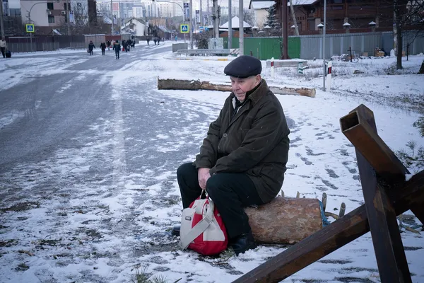 Літній чоловік на блокпості на виїзді з Ірпеня