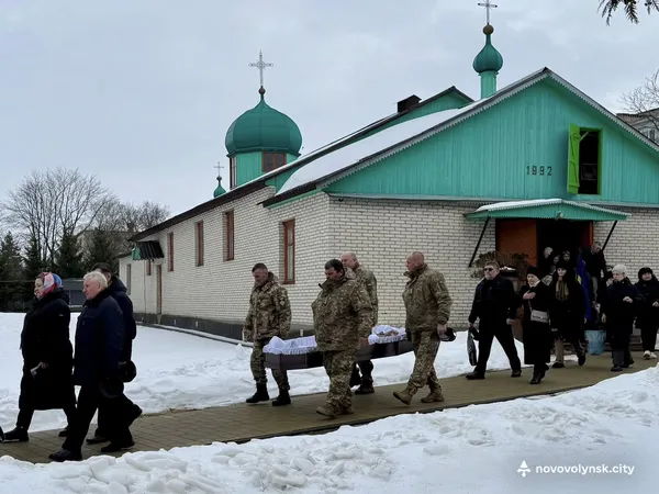 Назавжди в строю: у Нововолинській громаді поховали воїна Артема Габера (фото)