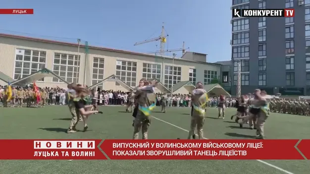 Зворушливо до сліз: у Луцьку випускники військового ліцею танцювали вальс (фото, відео)