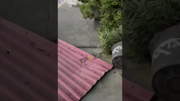 У Луцьку в «Максимусі» знесло дах на місця для відпочивальників (відео)