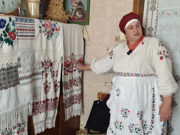 «Моя хата наспівана»: волинянка понад 20 років збирає старовинні вишиванки та народні скарби (фото)
