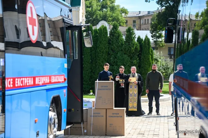Епіфаній освятив автобуси для евакуації поранених, які придбали волиняни (фото)