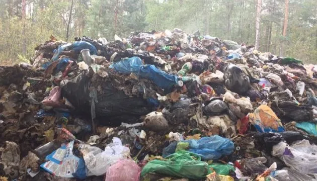 На трасі Київ-Ковель викинули відходи від медпрепаратів 
