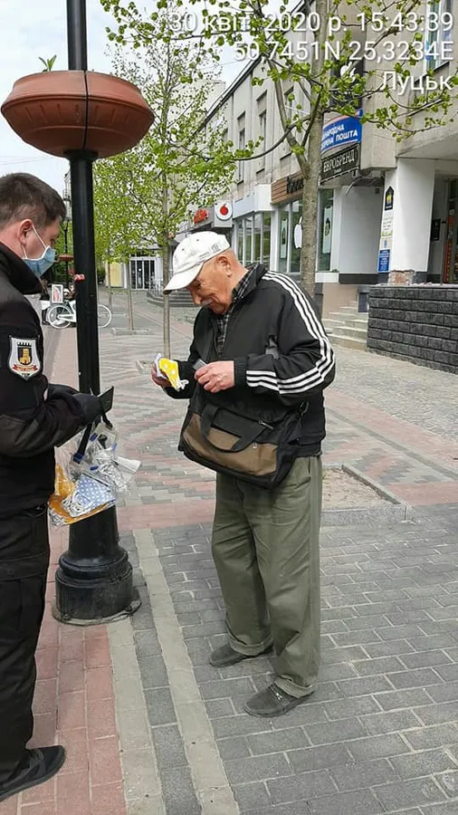 Муніципали роздали сотні саморобних масок від небайдужої лучанки (фото)