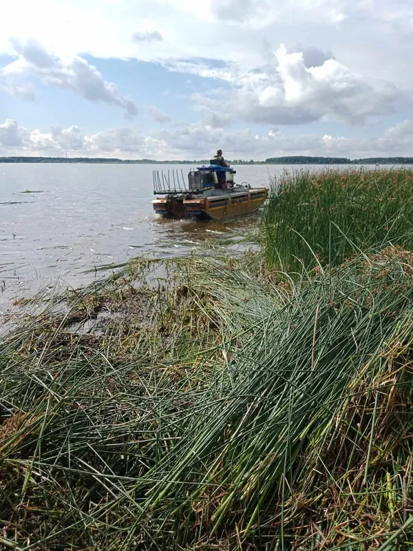 На волинському озері працювала машина-амфібія (фото)