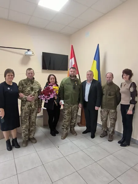Захисник з Волині, який лікується після поранення, отримав почесну відзнаку (фото)