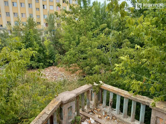 Сміття та розруха: що коїться на старій рятувальній станції у Луцьку (фото)