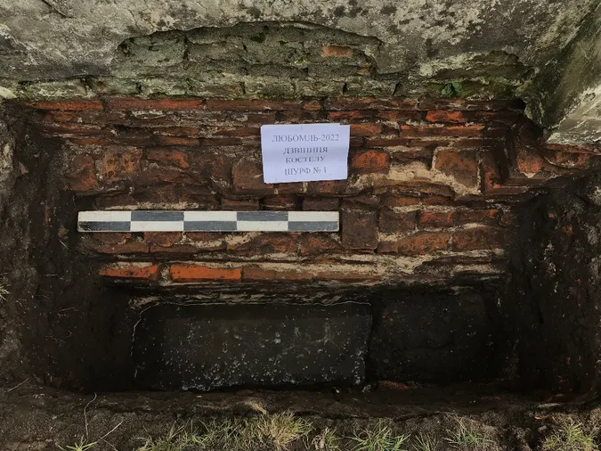 Волинські археологи виявили затоплені підземелля під костелом у Любомлі (фото)