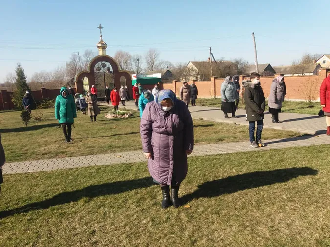 Дотримуйся дистанції: як у волинському храмі проводять службу (фото, відео)