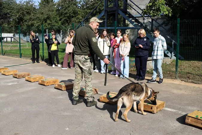 Луцьких школярів познайомили з поліцейськими псами (фото)