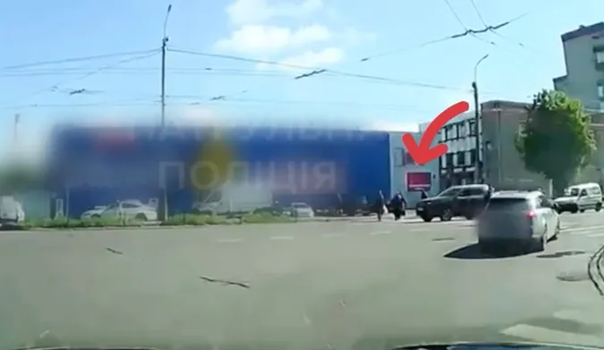 У Луцьку водій на очах у патрульних «пролетів» перед пішоходами (відео)
