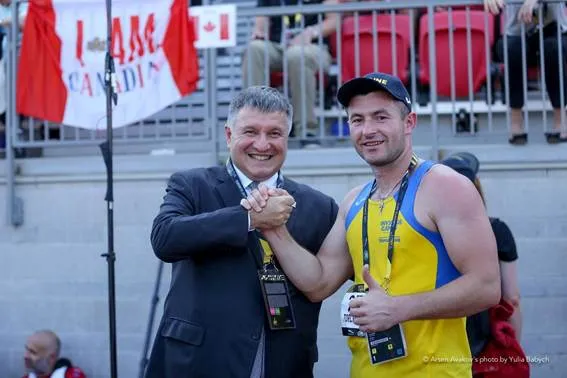 Аваков нагородив «нескореного» поліцейського з Луцька