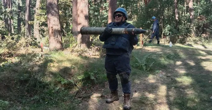 Волинські сапери очищують деокуповані землі від мін та снарядів (фото)