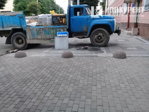 У Луцьку біля прокуратури встановили обмежувачі (фотофакт)