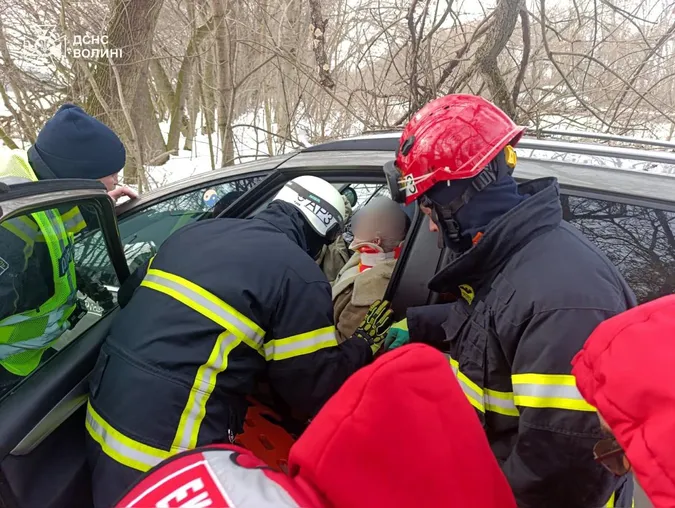 Автівка влетіла дерево: у Луцькому районі з понівеченої автівки дістали людину (фото)