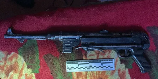 «Шмайсер», гранати, набої: у хаті 22-річного волинянина знайшли зброю (фото)