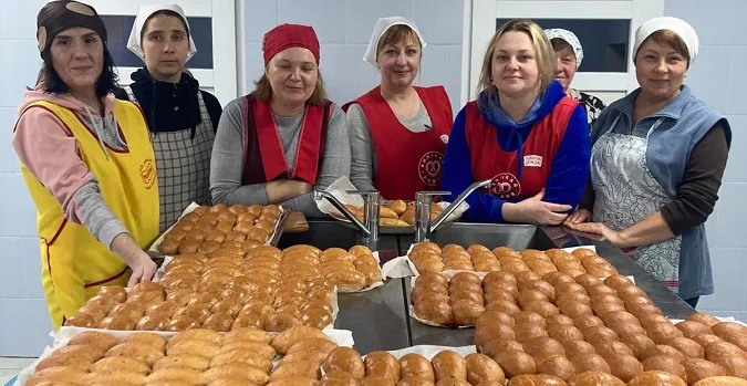 Невтомні підгайцівські господині продовжують готувати для воїнів (фото)