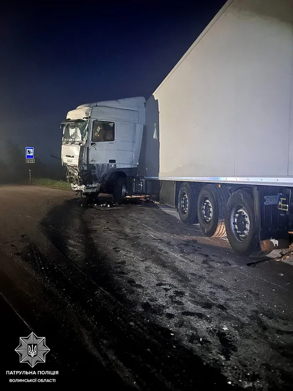 На «варшавці» п'яний на фурі протаранив блокпост та вантажівку (фото)