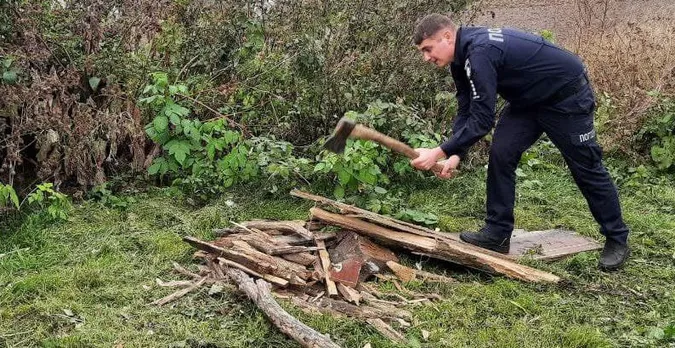 Волинський «шериф» попрацював сокирою на благо громади (фото)