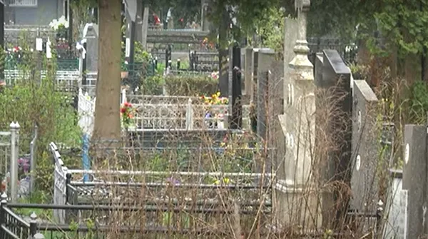Хто доглядає занедбані могили на луцьких кладовищах (відео)