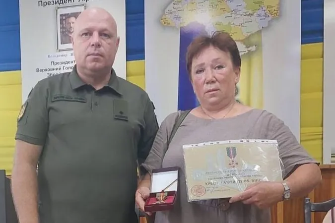 На Волині матері полеглого Героя вручили відзнаку «Хрест Сухопутних Військ» (фото)