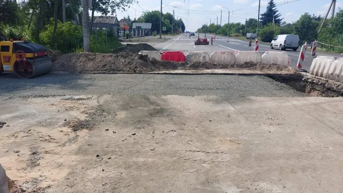 У Струмівці замінюють водопропускну трубу на трасі Н-22 (фото)