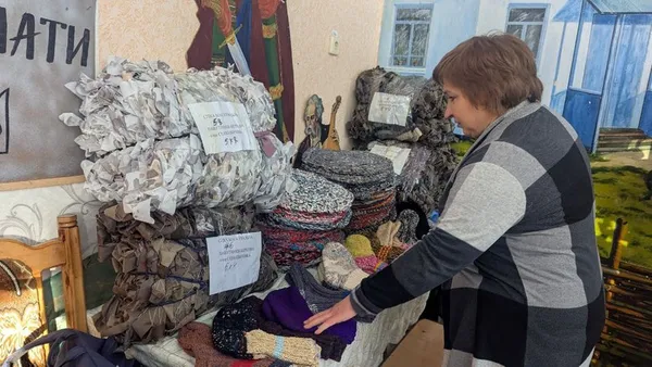 «Совість тягне сюди»: у сільській бібліотеці на Волині волонтерки плетуть маскувальні сітки (фото, відео)