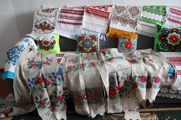 У майстрині є і сучасні вишивки, і старовинні