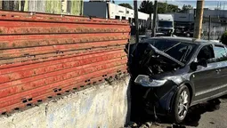 Водію стало зле: у Луцьку легковик злетів з дороги й врізався у паркан (фото)
