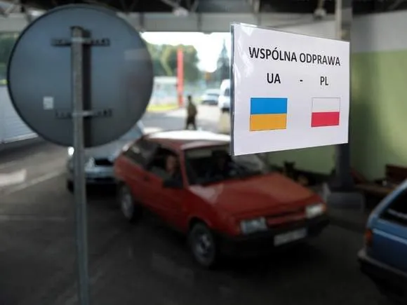 На кордоні з Польщею збільшили кількість митників 
