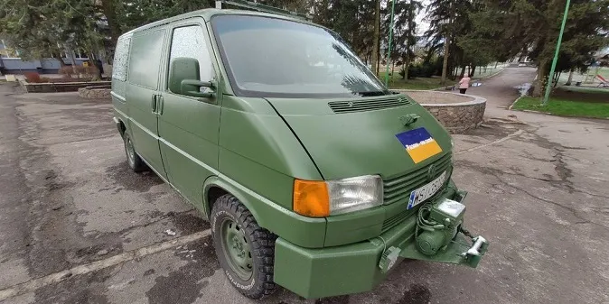 Оснащене медичним обладнанням: «князівській» бригаді з Польщі передали евакуаційне авто (фото, відео)