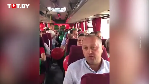 «Батька вперед, з тобою народ». У ЗМІ з’явилося відео, на якому учасників мітингу за Лукашенка вчать, що кричати