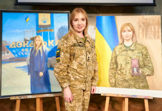Фельдшерка-захисниця з Луцька стала героїнею картини, яку побачать в Нью-Йорку та Парижі (фото)
