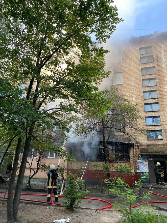 У Києві чоловік курив на балконі і спалив 10 квартир