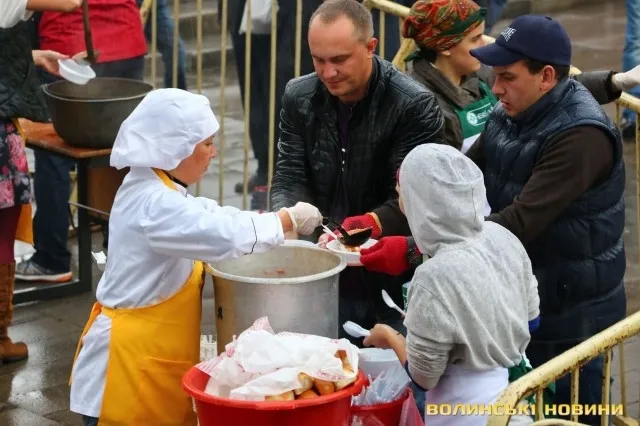 На луцькому «Фестивалі національної кухні» смакували борщ та вареники (фото)