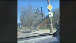 У Луцьку на тротуар впав патріотичний білборд (відео)