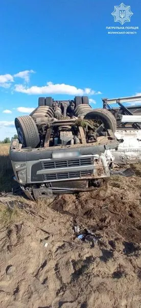 З'їхала в кювет і перекинулася: на волинській трасі фура наїхала на камінь (фото)