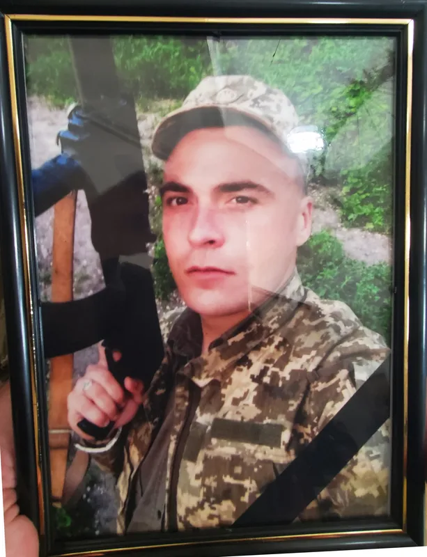 Дорогу встелили квітами: на Волині провели в останню дорогу Віталія Козея (фото)