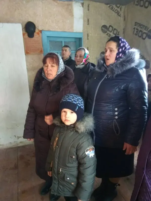 «Константинополь, дивись!»: у Нічогівці віряни УПЦ (МП) правлять службу в старій хаті (фото)