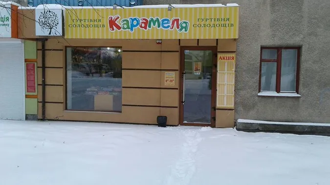 «Кому треба, той долізе»: як луцькі підприємці «чистяться» від снігу (фото)